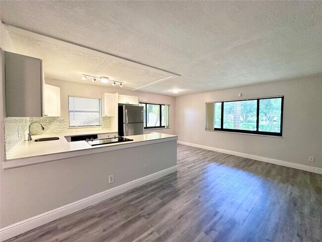 120 Meadows Cir in Boynton Beach, FL - Building Photo - Building Photo