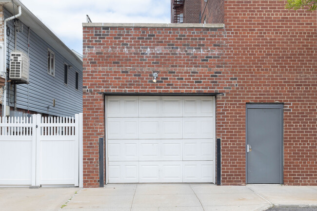 130 Beach 121st St in Rockaway Park, NY - Building Photo - Building Photo