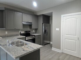 3516 B Hunnicutt St in Dayton, TX - Building Photo