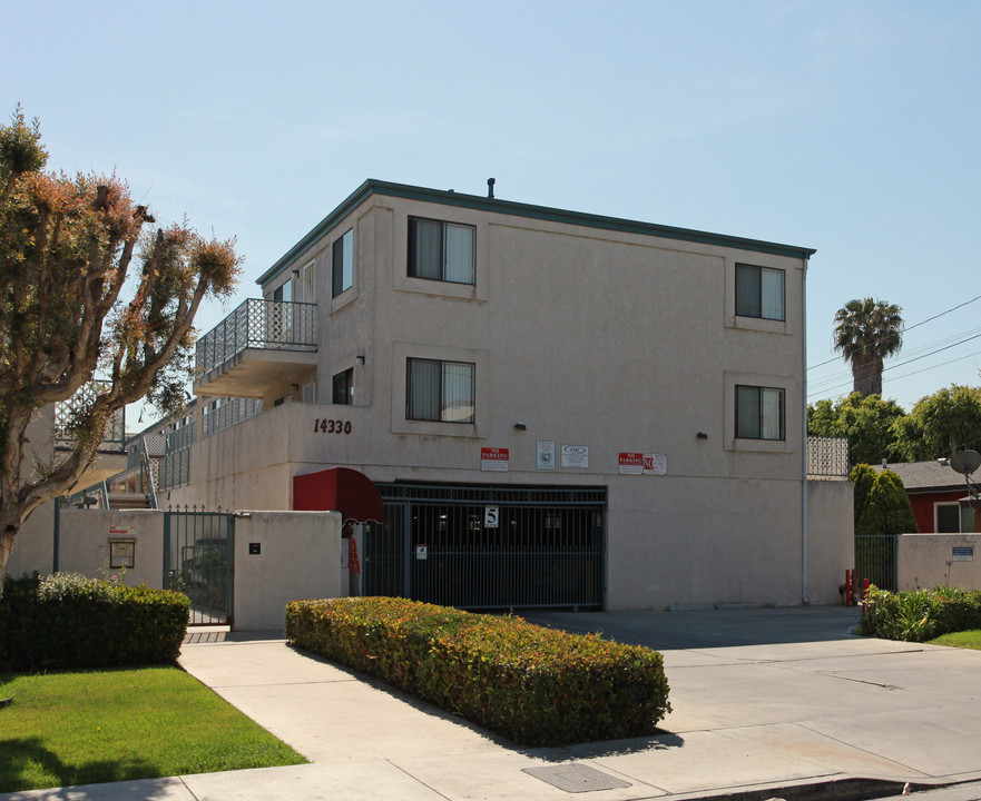 14330 Cerise Ave in Hawthorne, CA - Foto de edificio