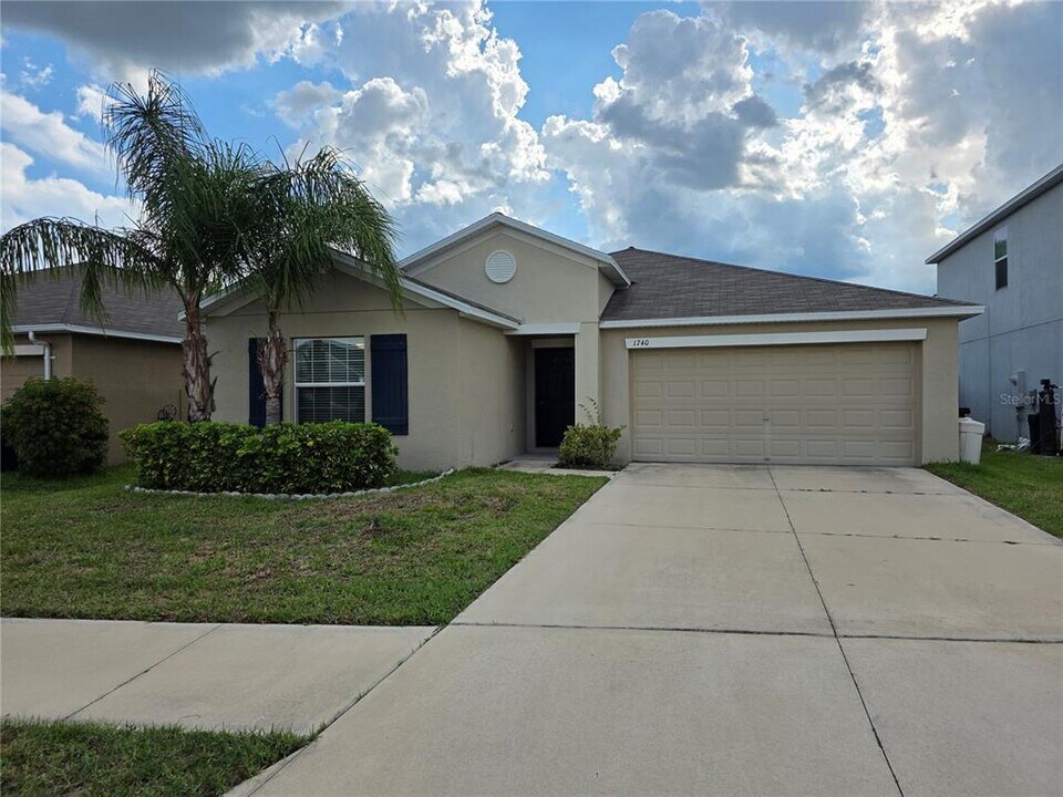 1740 Broad Winged Hawk Dr in Ruskin, FL - Building Photo