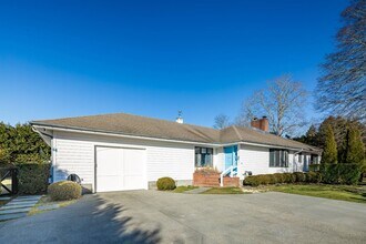 89 Pantigo Rd in East Hampton, NY - Building Photo - Building Photo