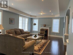 8 Wolford Ct in Georgina, ON - Building Photo - Building Photo