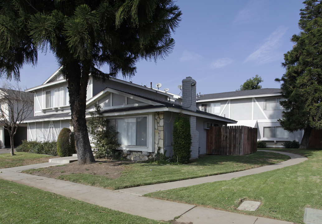 1441 E Park Dr in La Habra, CA - Foto de edificio