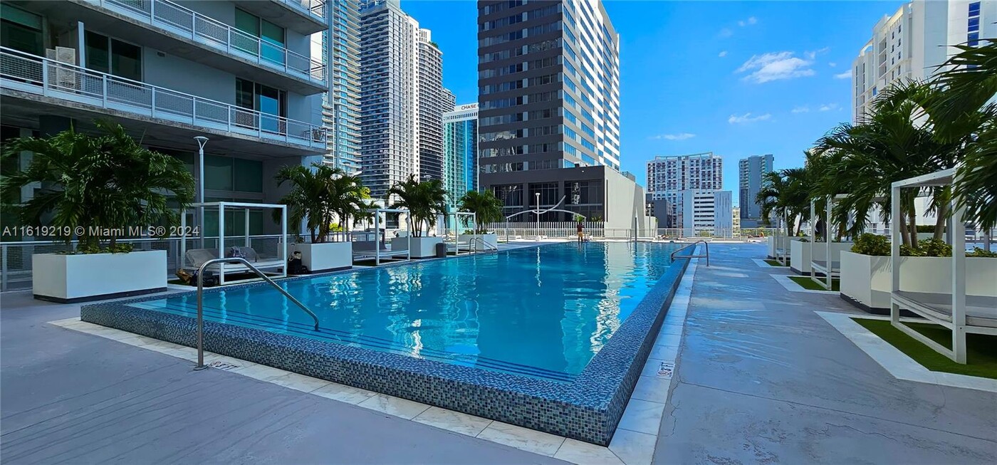 690 SW 1st Ct, Unit 2132 in Miami, FL - Foto de edificio