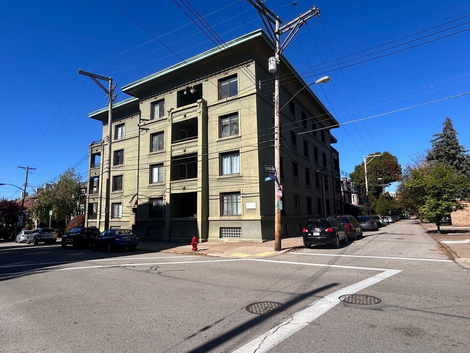 6111 Alder St Apartments in Pittsburgh, PA - Building Photo