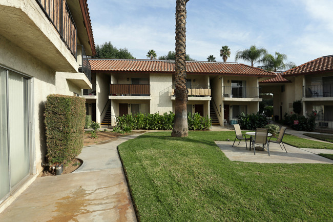 CASA DE VALLE in Redlands, CA - Foto de edificio - Building Photo