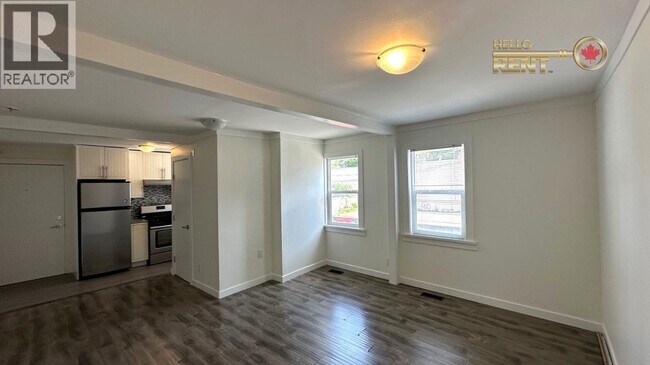 130 Lonsdale Ave in North Vancouver, BC - Building Photo - Building Photo
