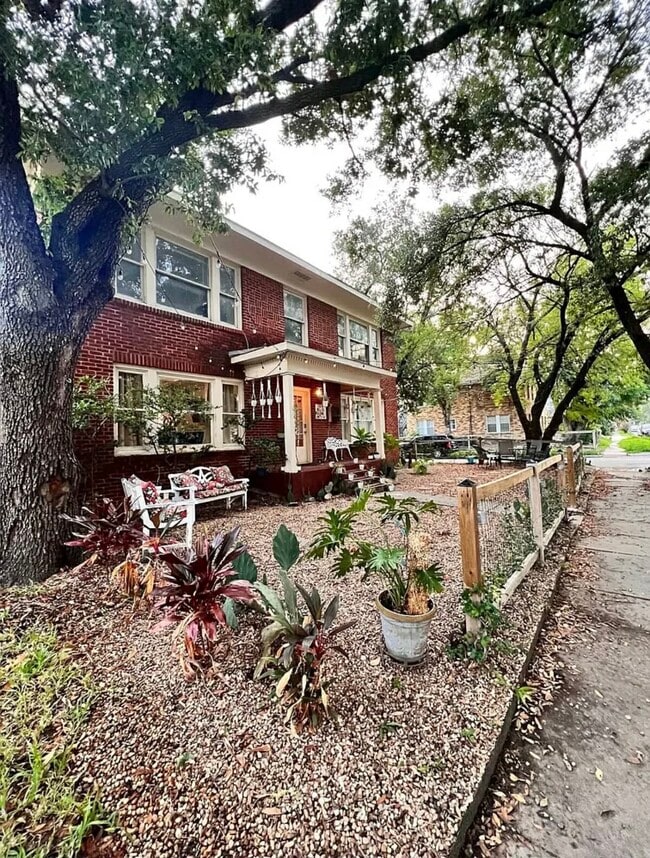 1302 W Bell St in Houston, TX - Building Photo - Building Photo