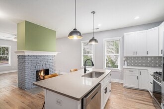 218 Laurel Ave SW in Atlanta, GA - Foto de edificio - Building Photo