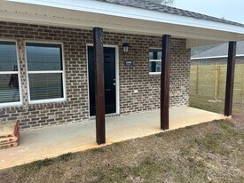 1090 McRae St in Atmore, AL - Building Photo