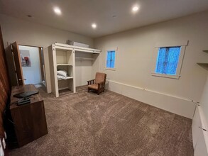 29410 NE Wilsonville Rd, Unit Apt in Newberg, OR - Foto de edificio - Building Photo