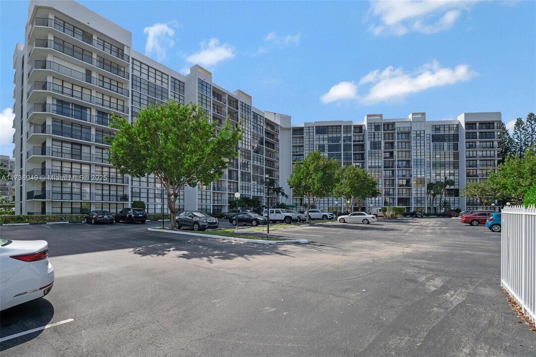 800 Parkview Dr, Unit 630 in Hallandale Beach, FL - Building Photo