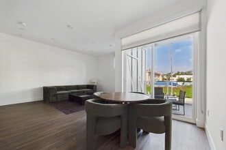 The Sunset Hue in Los Angeles, CA - Foto de edificio - Building Photo