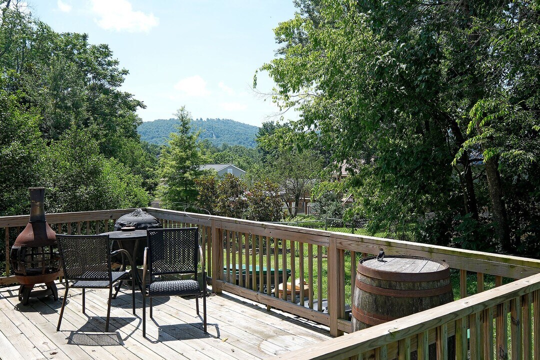 800 Blenheim Ave in Charlottesville, VA - Building Photo