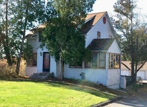 1060 Danby Rd, Unit 1060#4 in Ithaca, NY - Building Photo - Building Photo