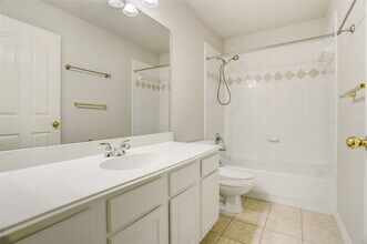 7630 N Linpar Ct in Houston, TX - Building Photo - Building Photo