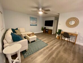 299 E Central Blvd, Unit 15 in Cape Canaveral, FL - Foto de edificio - Building Photo