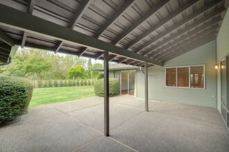 1615 85th Ave NE in Clyde Hill, WA - Building Photo - Building Photo