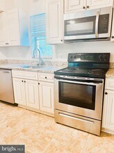 1401 E Abingdon Dr, Unit 6 in Alexandria, VA - Building Photo - Building Photo