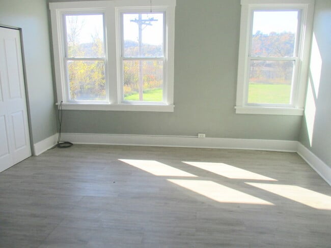 328 Park Rd, Unit 2 in Ambridge, PA - Building Photo - Building Photo