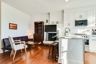 409 Constitution Ave NE in Washington, DC - Foto de edificio - Building Photo