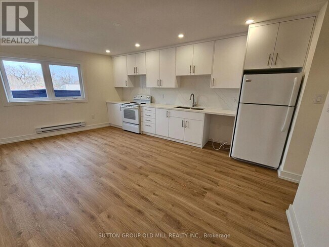 3293 Dundas St W in Toronto, ON - Building Photo - Building Photo