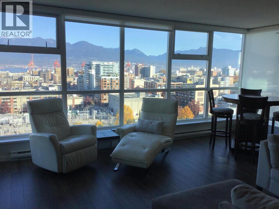 125 Milross Ave in Vancouver, BC - Building Photo