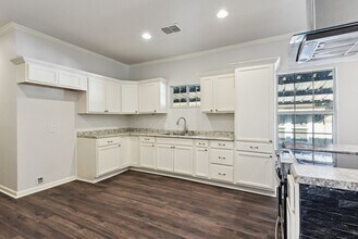 140 E Dullnig Ct in San Antonio, TX - Building Photo - Building Photo