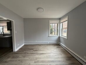 2417 W Farragut Ave, Unit G in Chicago, IL - Foto de edificio - Building Photo