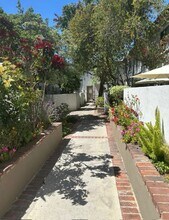18611 Collins St, Unit e11 in Tarzana, CA - Building Photo - Building Photo