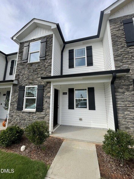 1102 Peony Ln in Youngsville, NC - Building Photo