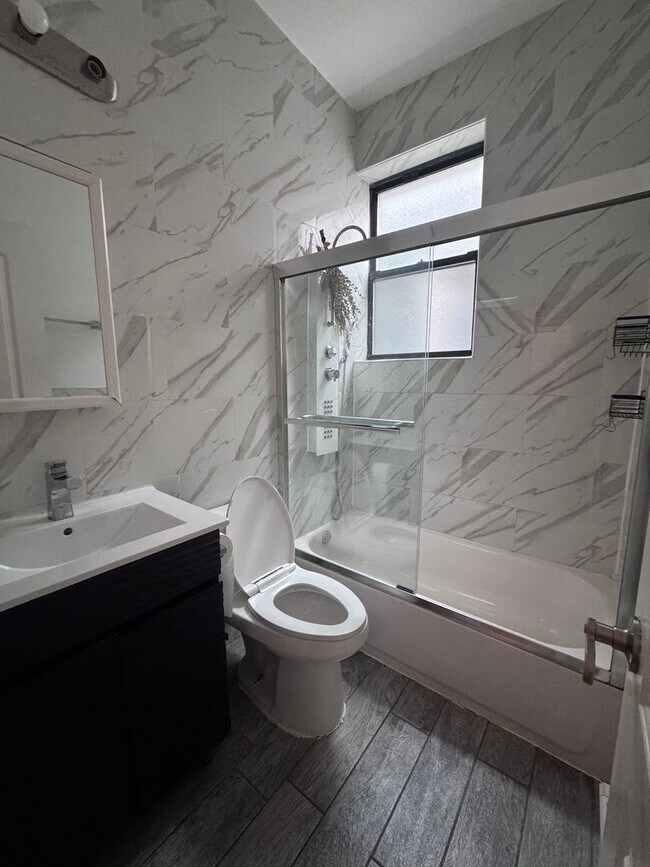 124-14 Metropolitan Ave in Queens, NY - Foto de edificio - Building Photo