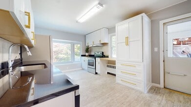 162 N Rd in White Plains, NY - Building Photo - Building Photo