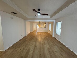 8934 Oakwood Park in San Antonio, TX - Building Photo - Building Photo