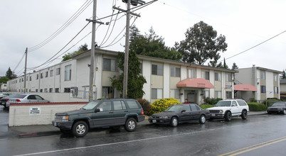 Kentwood Apartments in San Leandro, CA - Foto de edificio - Building Photo