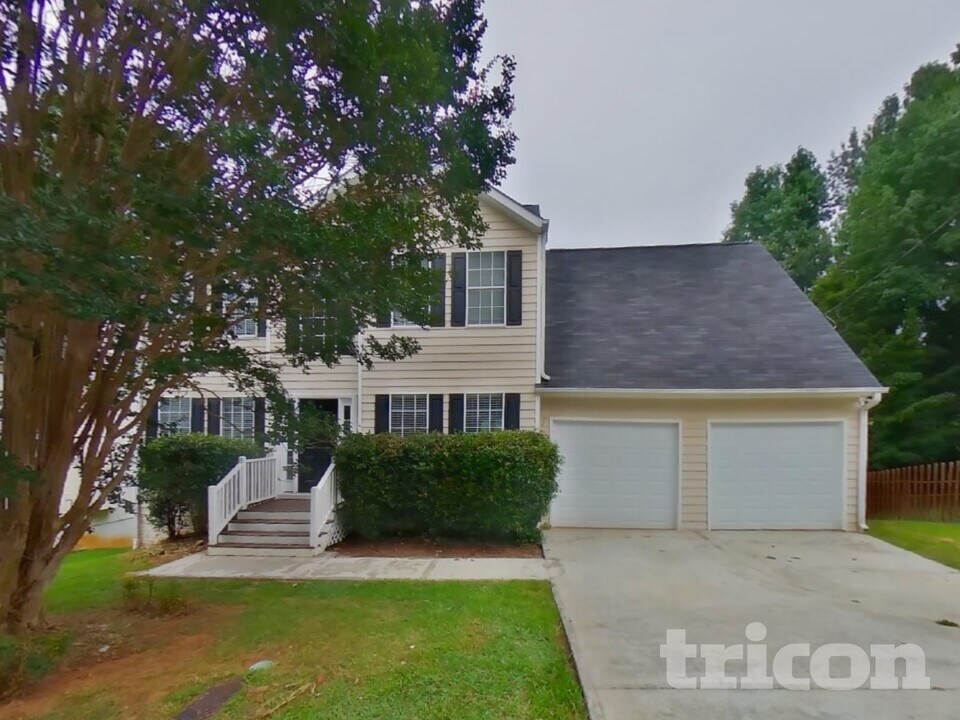 1008 Carriage Trace Cir in Stone Mountain, GA - Building Photo