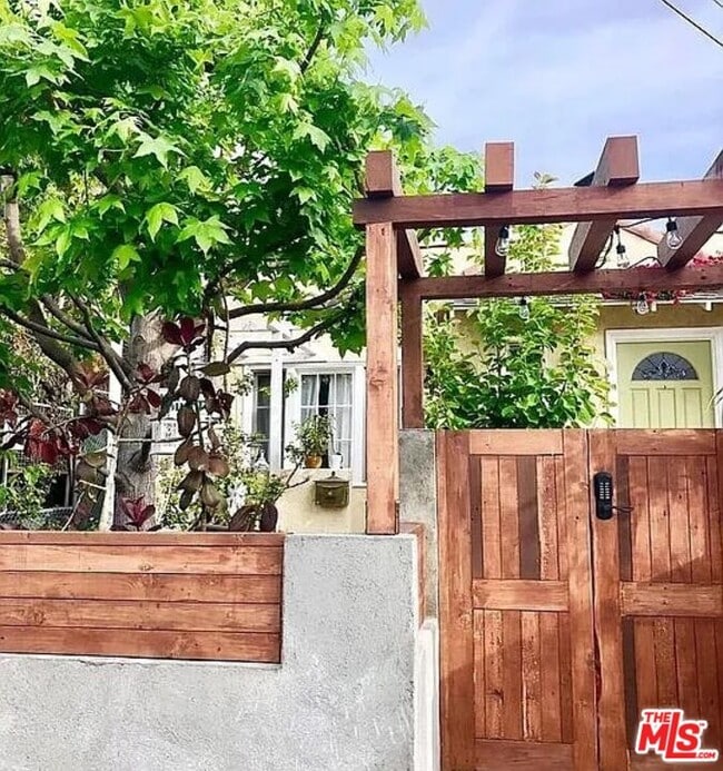 11325 Mississippi Ave in Los Angeles, CA - Building Photo - Building Photo