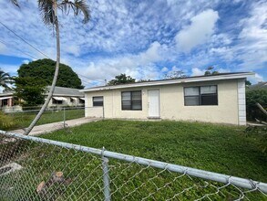 1213 Pioneer Rd in West Palm Beach, FL - Building Photo - Building Photo