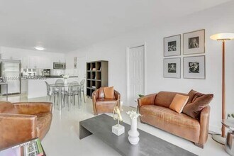 290 Sunrise Dr in Key Biscayne, FL - Building Photo - Building Photo