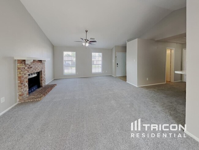 3913 Big Leaf Ln in Fort Worth, TX - Building Photo - Building Photo