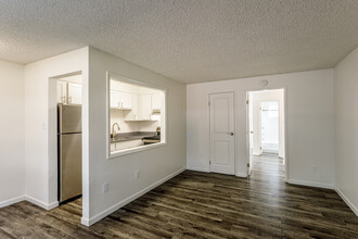 Golden Nugget Apartments in Englewood, CO - Building Photo - Interior Photo