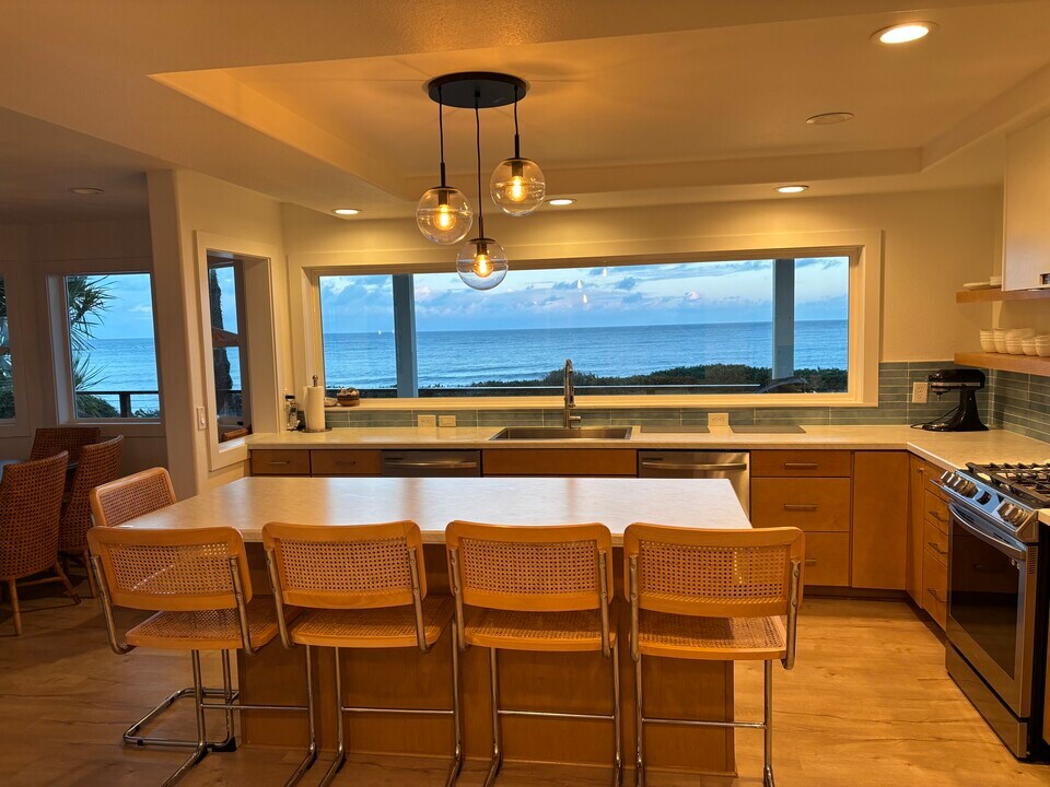 90031 Cape Arago Hwy in Coos Bay, OR - Building Photo