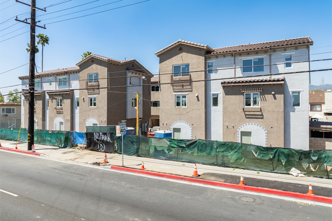 Azusa Arrow Villa Townhomes in Azusa, CA - Foto de edificio