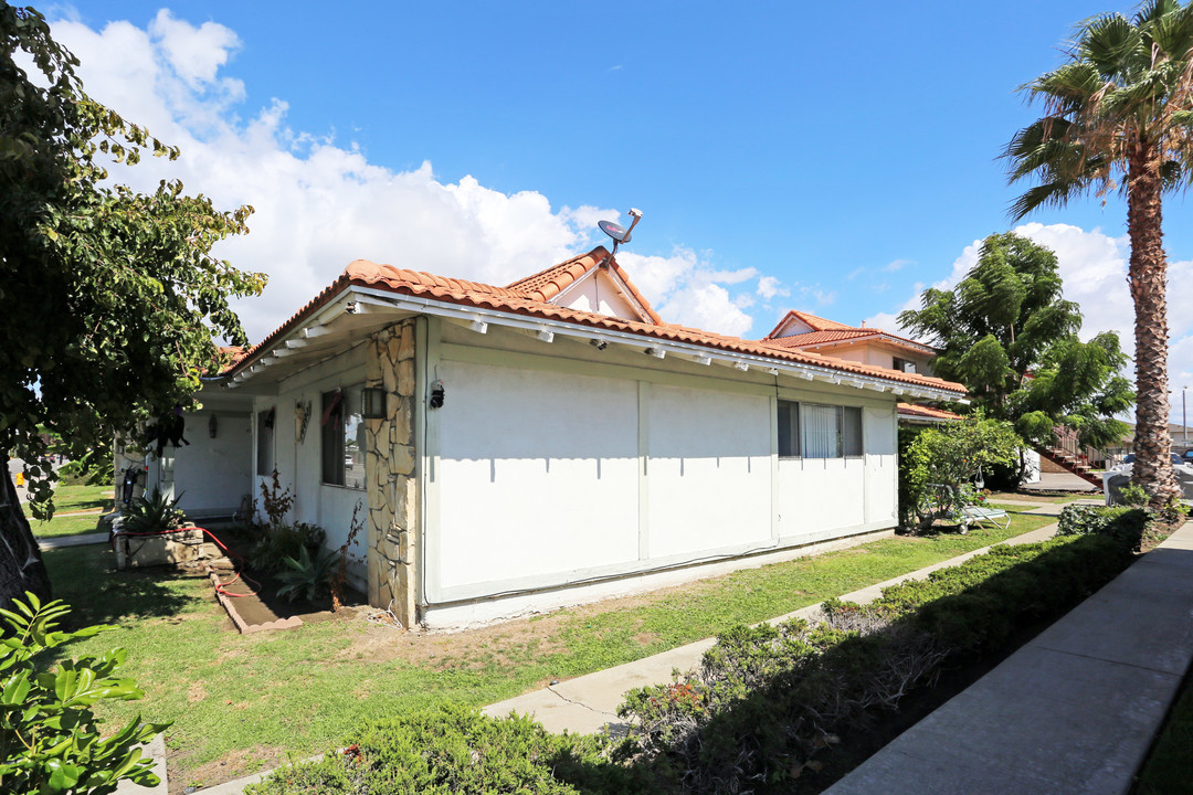 16682 Goldenwest St in Huntington Beach, CA - Foto de edificio