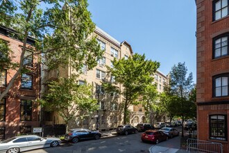 87-95 Greenwich Ave in New York, NY - Foto de edificio - Building Photo