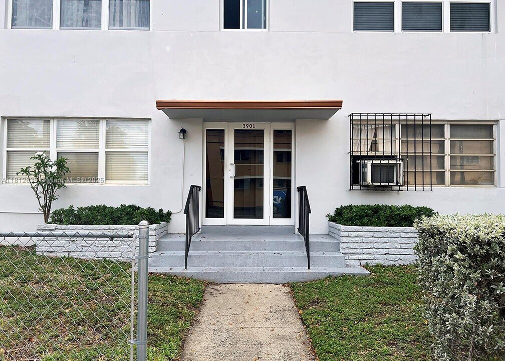 3901 W Flagler St in Miami, FL - Foto de edificio