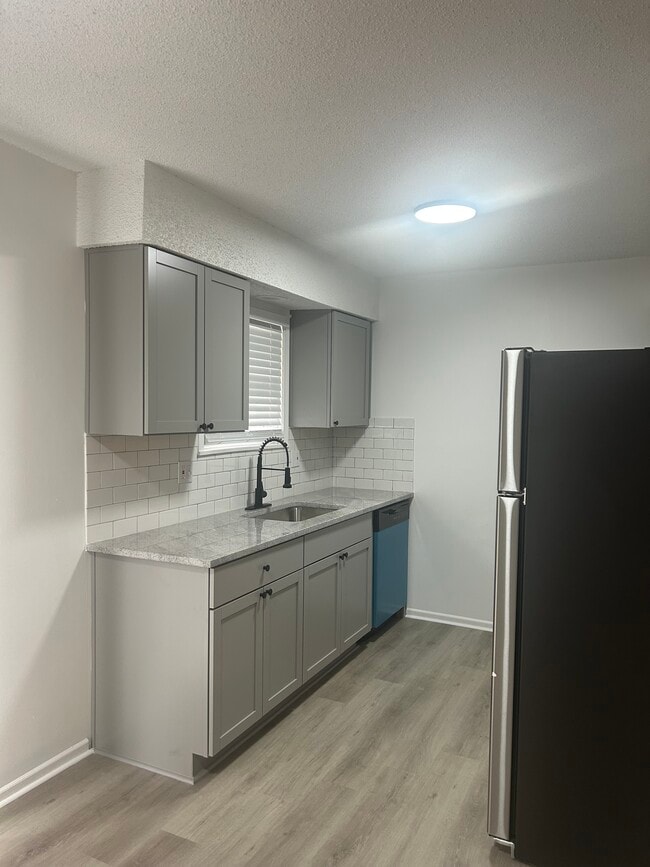 3803 NE Colonial Dr in Lee's Summit, MO - Building Photo - Building Photo