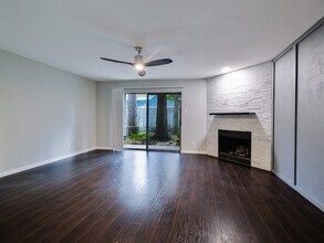 14911 Wunderlich Dr, Unit 907 in Houston, TX - Foto de edificio - Building Photo