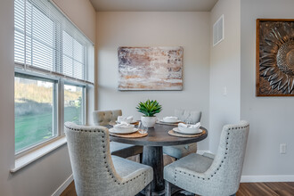 High Bluff Townhomes in Grafton, WI - Foto de edificio - Interior Photo